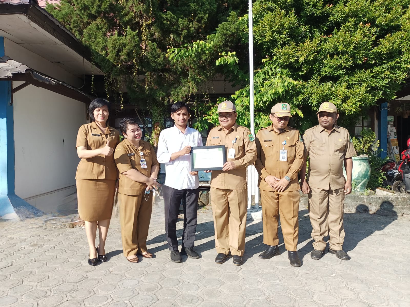 Pemberian Penghargaan kepada Petugas Pelayanan Dinas Sosial Kabupaten Kapuas